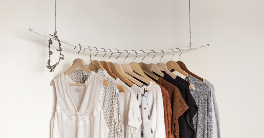 Learn How to Organize Your Closet In 18 (Simple) Steps. Featured image for blog post.